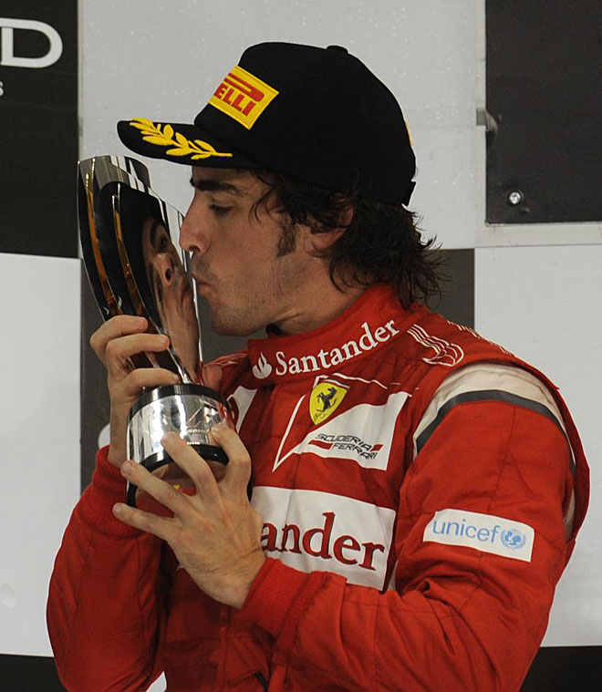 Fernando Alonso ya puede presumir de tener un trofeo de cada gran premio del Mundial. El piloto de Ferrari consigui en Abu Dabi el podio que le faltaba.