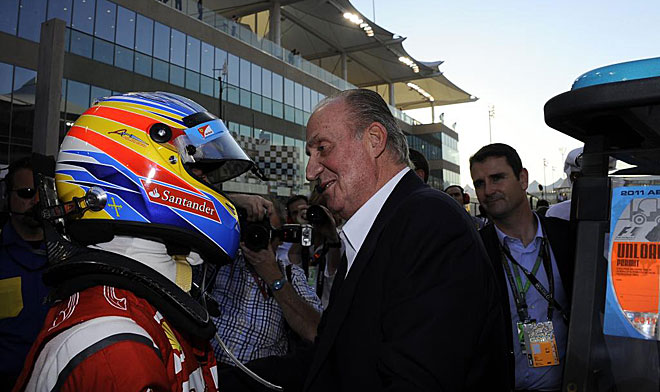El Rey Juan Carlos presenci en directo en el circuito de Yas Marina el Gran Premio de Abu Dabi. El monarca dese suerte a Fernando Alonso antes de la carrera.