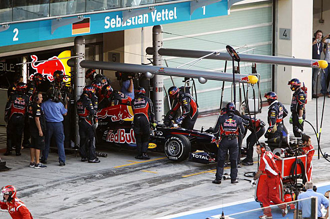 Sebastian Vettel sufri el primer contratiempo de la temporada en la penltima carrera. El alemn tuvo que abandonar por un pinchazo en la primera vuelta.