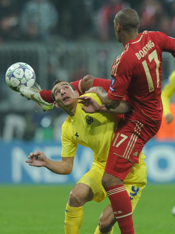 El jugador del Bayern pugna con Marco Ruben en un momento del partido.