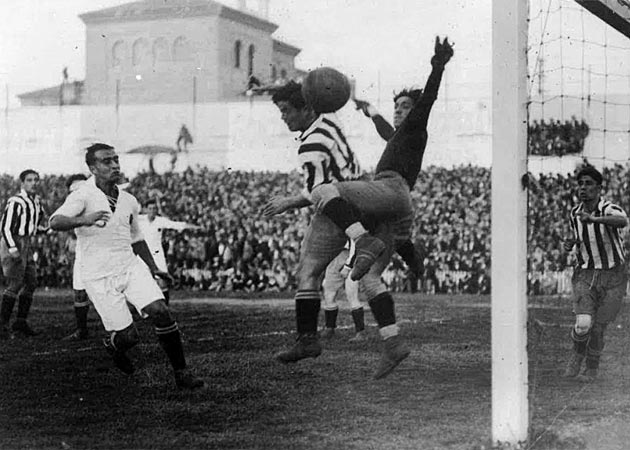 El primer partido liguero entre los dos grandes equipos de Madrid se jug el 24 de febrero de 1929. Gan el Madrid 2-1 en el viejo Chamartn.