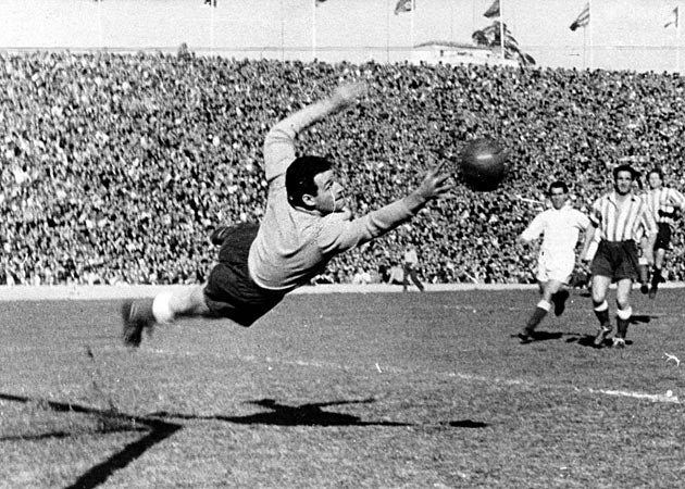 Domingo realiza una gran estirada para desviar el disparo de un jugador del Madrid. Era la temporada 194950 y el Atleti gan aquel partido por 5-1. Y el ttulo de Liga, por delante del Deportivo.