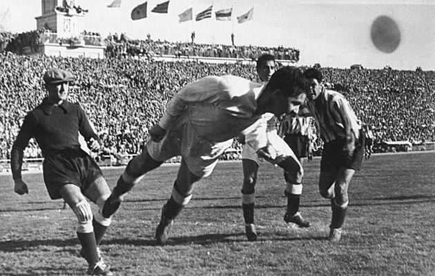 En Chamartn, pese a todo, el Madrid logr derrotar a su vecino, 4-2. En la imagen, Azcrate achica un baln, ante la atenta mirada de Juanito Alonso.