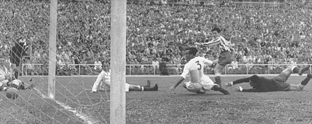 Eran tiempos felices para el Atltico. En la imagen, uno de los seis goles que marc en su visita al Bernabu en la temporada 1950-51. El rojiblanco mandaba en Madrid y en Espaa.