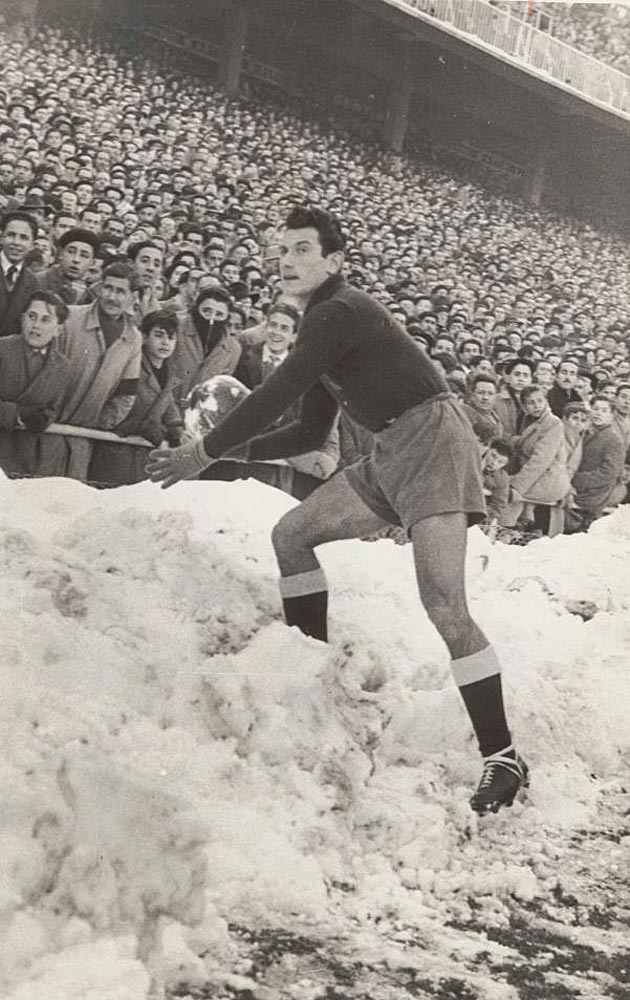 Quiz fuera este, en el que Juanito Alonso acudi a rescatar el baln de la montaa de nieve que rodeaba el terreno de juego. Ocurri en la temporada 1951-52, y el Madrid gan 2-1