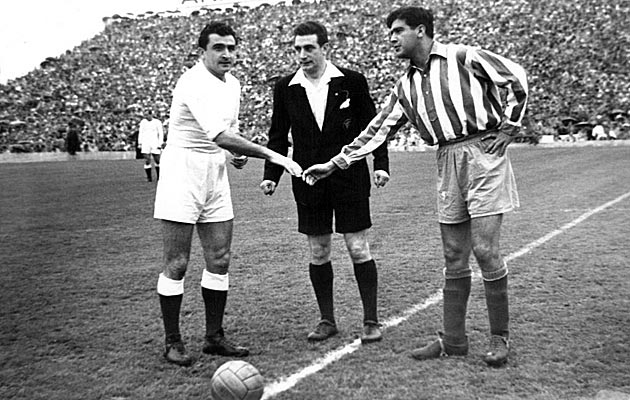 Muoz y Escudero se saludan en presencia del colegiado antes del inicio del derbi jugado en el Metropiltano, temporada 1953-54.