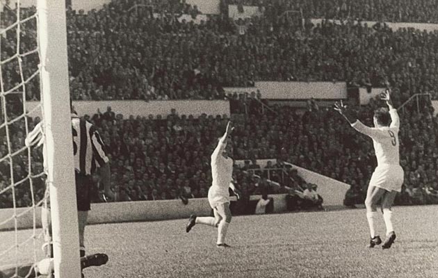 En la temporada 1958-59, Madrid y Atleti se cruzaron en semifinales de la Copa de Europa. 2-1 en Chamartn, 1-0 en el Metropolitano y desempate en La Romareda. El Madrid gan ese partido, al que pertenece esta imagen, por 2-1, y accedi a su cuarta final continental.