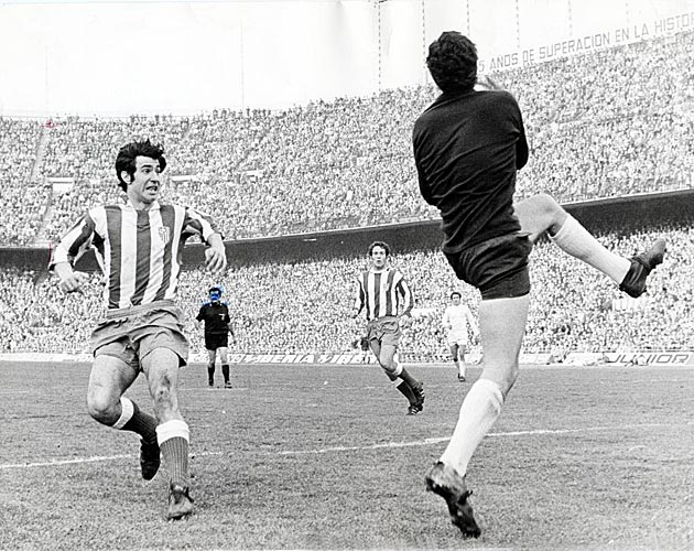 En esta ocasin, el goleador del Atltico no llega al remate ante Garca Remn. Su equipo perdi ese derbi 1-2, pero gan la Liga de esa temporada, la de 1972-73.