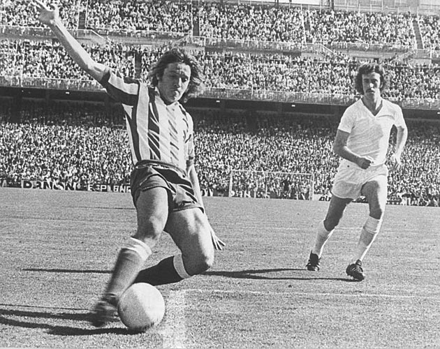 ltima jornada de la Liga 1975-76. Leivinha trata de llegar a un baln, vigilado por Del Bosque. El Madrid celebr con un 1-0 sobre el Atltico un nuevo ttulo de Liga.