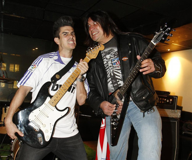 lvaro Benito y 'Mono' Burgos jugaron su particular partido, guitarras en mano.