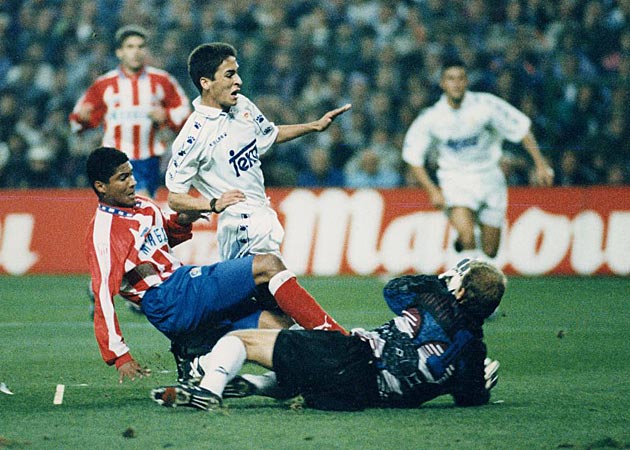 Ral Gonzlez debut en el Bernabu ante el Atltico. Hizo un gol, dio una asistencia y fue objeto de un penalti. Fue una pesadilla para el club del que se form, e inici su conversin en figura madridista.