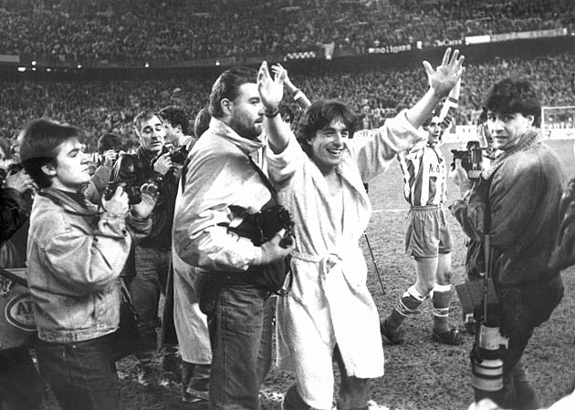 El portugus fue la gran pesadilla del Real Madrid entre finales de los 80 y los primeros 90. El Caldern le adoraba, entre otras cosas, por gestos como ste: sali en albornoz al csped para celebrar el pase del Atltico a cuartos de final de la Copa a costa del eterno rival.