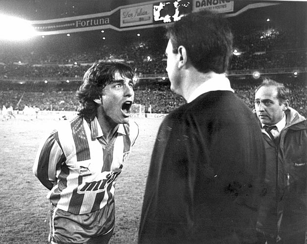 3 de diciembre de 1988. El Madrid gana el derbi del Bernabu con un gol en el minuto 90 de Rafa Martn Vzquez (2-1). Futre protesta airada e infructuosamente ante los jueces del encuentro.