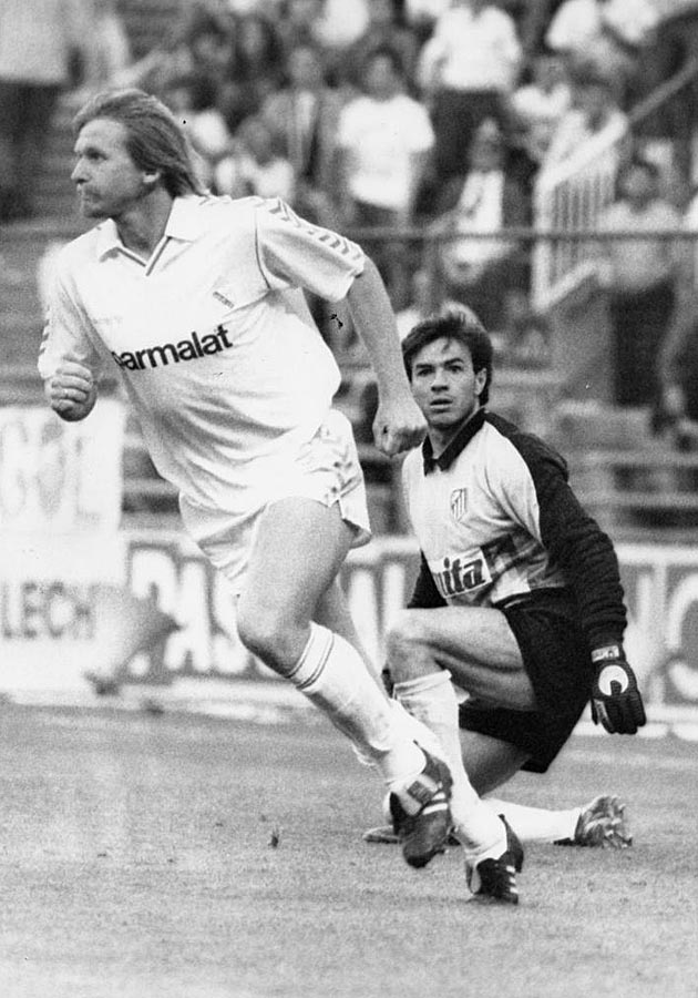 En mayo de 1989, el Madrid visit el Caldern y se llev un valioso empate a tres. Baltazar impidi con un hat-trick el triunfo de los blancos, por los que marcaron Butragueo, Losada y Schuster. Abel no daba crdito.