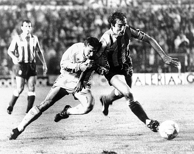 El defensa del Atltico se las tuvo con varias generaciones de delanteros madridistas. En esta imagen de 1987, trata de contener un avance de Butragueo.