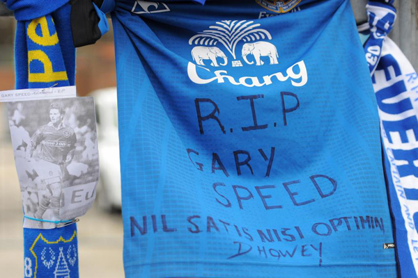 La conmocin britnica por la trgica muerte del seleccionador gals, Gary Speed, es patente. En Goodison Park, estadio del Everton en el que jug de 1996 a 1998, los aficionados han hecho este sentido homenaje.