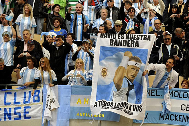 Unos 3.000 aficionados argentinos apoyan a su equipo en las gradas de la Cartuja y como era de esperar, se hacen notar.