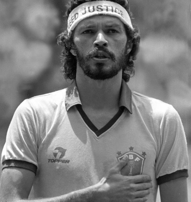 Scrates fue uno de los jugadores ms destacados de Brasil en la dcada de los 80. En esta imagen, posa con la mano en el corazn mientras suena el himno de su pas antes de un partido del Mundial 1986.