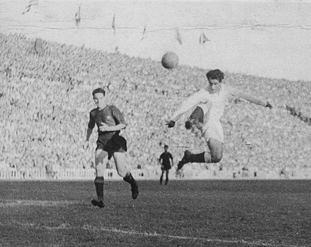 El mtico goleador madridista trata de llegar a un baln ante la atenta mirada de Segarra. Vano intento el del delantero gallego, ya que su equipo cay ese da (24 de septiembre de 1950) ante el Barcelona por un contundente 7-2.
