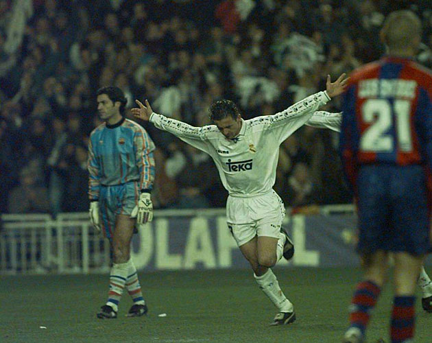 Mijatovic sentenci el clsico 97-98, que daba media Liga al primer Madrid de Capello, con un gol dedicado a su hijo Andrea. El futbolista afront el partido con su hijo gravemente enfermo, y super el trance ante un Bernabu entregado.