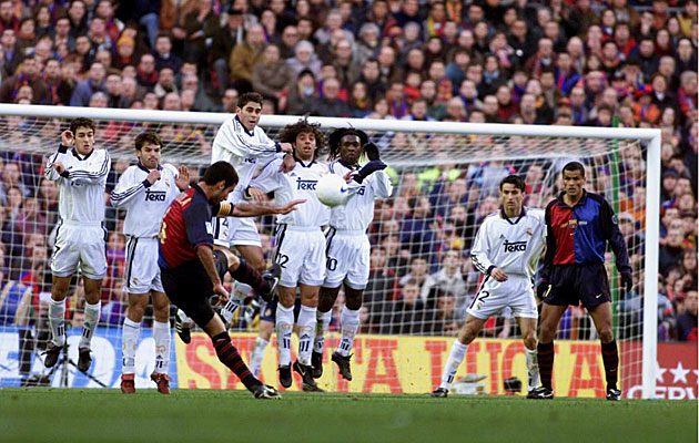 Guardiola busca el gol de libre directo en el clsico 98-99 en Madrid. No acert el medio, aunque el Bara arranc un valioso empate del Bernabu (2-2).