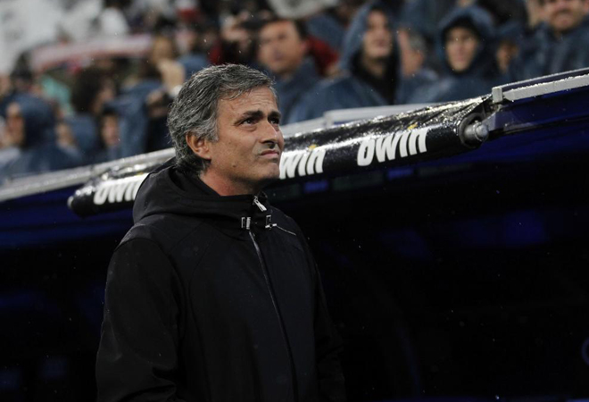 Mourinho mira al cielo como pidiendo suerte de cara al choque con el Barcelona. No lo ve claro el tcnico madridista antes del comienzo del choque.