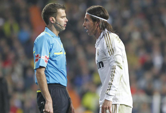 Antes del comienzo se hablaba del posible duelo entre Sergio Ramos y Lionel Messi en el campo. De nuevo, ha vuelto a ganar el argentino. Ramos no lo vio claro y fue a protestar a linier impasible.