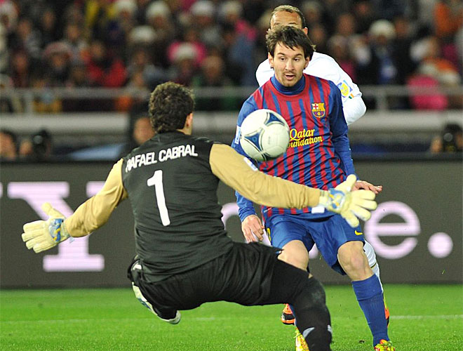 Messi no desperdici la primera ocasin que tuvo y super a Rafael en el mano a mano con un sutil toque picado.