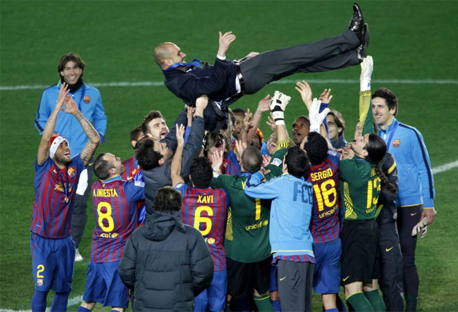 El entrenador del Barcelona fue manteado por sus jugadores despus de conquistar el Mundial de Clubes ante el Santos.