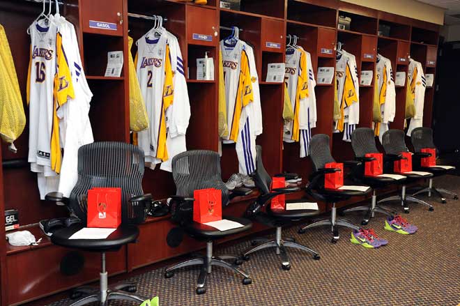 Así se encontraron sus taquillas los jugadores de los Lakers cuando entraron en el vestuario para afrontar el partido contra los Bulls.