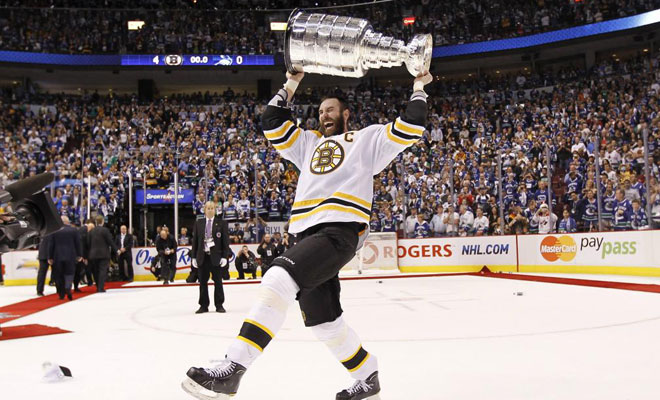 Zdeno Chara, de los Boston Bruins levanta la Stanley Cup tras imponerse alos Vancouver Canucks.