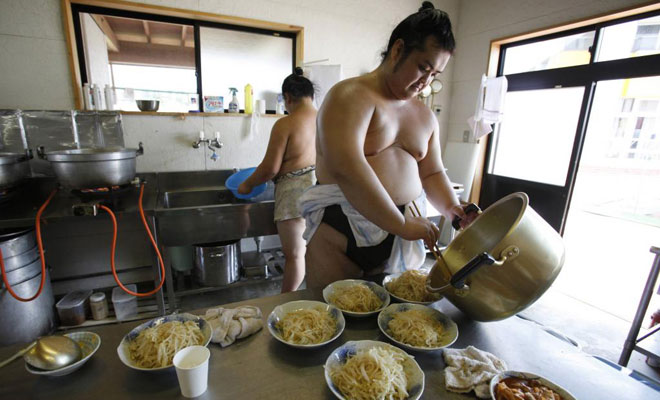 La comida de un luchador de sumo que regres a Fukushima, lugar que les ha visto entrenarse cada verano durante 20 aos, hasta que el terremoto y el tsunami devast esta zona. El regreso de algunos de estos luchadores este verano supuso un aire de normalidad para la poblacin de la zona.