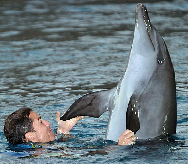 Cristiano se divirti jugando con unos delfines en un acuario de las Islas Maldivas.