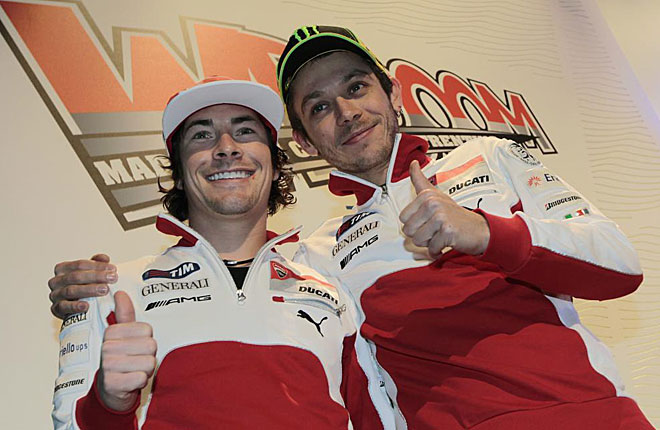 Rossi y Hayden volvern a ser los pilotos de Ducati esta temporada. En la imagen, el italiano y el americano hacen un gesto positivo antes de sus ruedas de prensa en el 'Wrooom'.