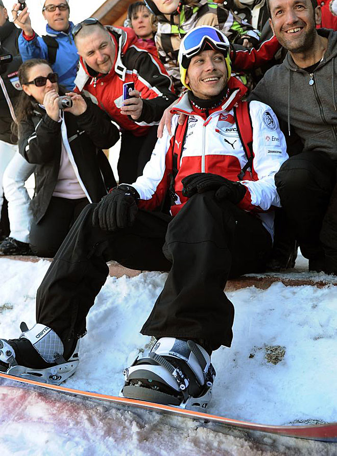 Rossi posa junto a numerosos aficionados antes de disfrutar del snow.