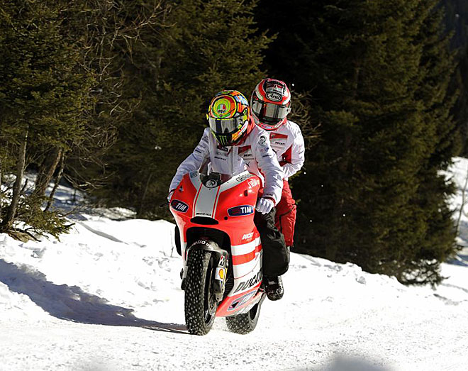Valentino Rossi piloto la Ducati con Hayden de 'paquete' sobre la nieve de Madonna di Campiglio.