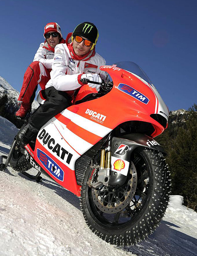 Rossi y Hayden posan para los fotgrafos subidos a la Ducati con neumticos de nieve.