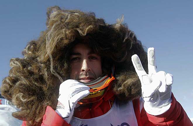 El piloto de Ferrari no dud en colocarse una peluca para esquiar por las pistas de Madonna di Campiglio.