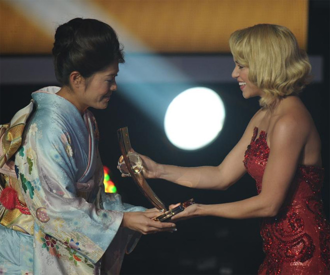 La mejor futbolista de 2011 fue la japonesa Norio Sasaki, que recogi su premio en kimono en honor a su pas, campen del mundo femenino despes del tsunami que azot Japn.
