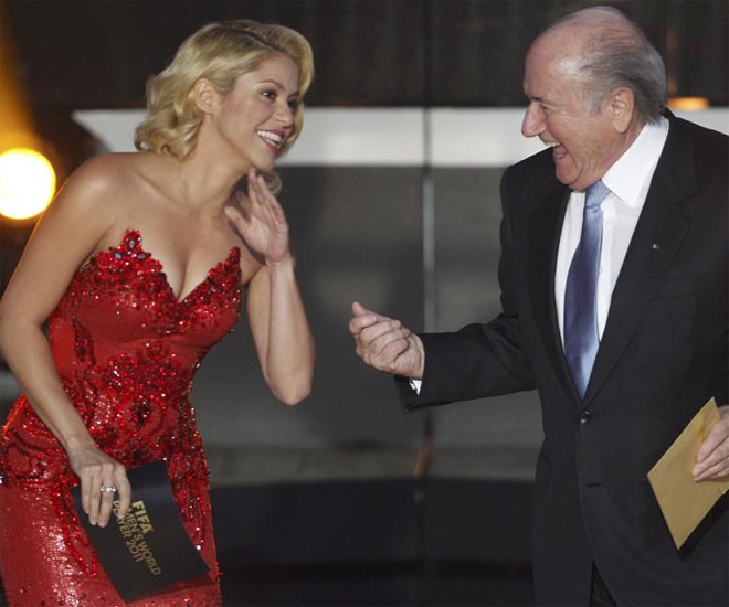 El presidente de la FIFA se divirti con Shakira, que entreg el premio a la mejor jugadora del ao.