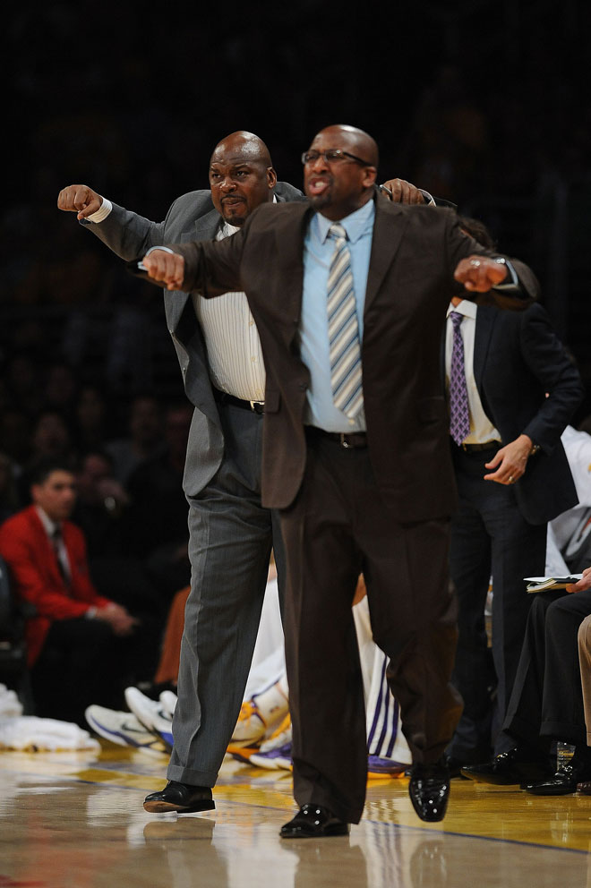 Mike Brown, entrenador de los Lakers, y Chuck Person, asistente de los angelinos, dando instrucciones durante el triunfo de los Lakers ante los Grizzlies.