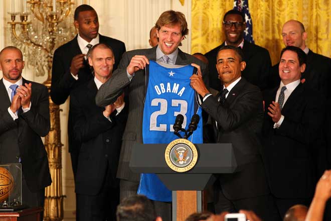 Los Mavericks, vigentes campeones de la NBA, visitaron la Casa Blanca y le regalaron a Obama una camiseta de Dallas con el nmero 23... de Michael Jordan, dolo del presidente de Estados Unidos.
