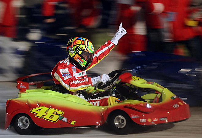 Valentino Rossi gan la carrera de karts por delante de Felipe Massa y Fernando Alonso.