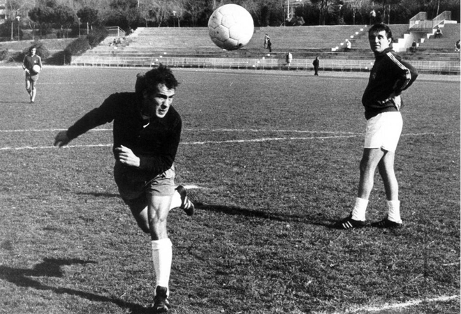 Amancio realiza un espectacular remate de cabeza ante la atenta mirada de su entrenador Miljan Miljanic. Corra la temporada 1974/1975.