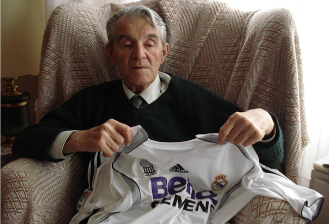 Imagen de Miljan Miljanic en su casa de Belgrado posando con la camiseta del Real Madrid en su ltima entrevista concedida al diario Marca. Era el ao 2007.