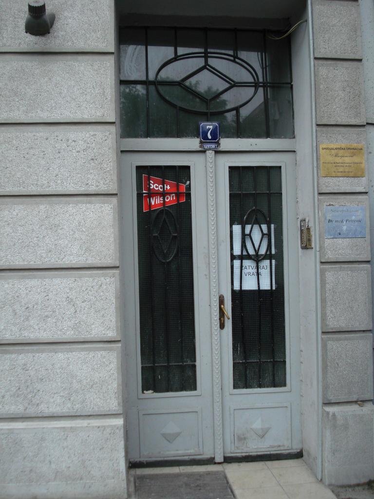 Imagen del portal donde vivi y falleci Miljan Miljanic, situado en la plaza Studenski en pleno centro de Belgrado.