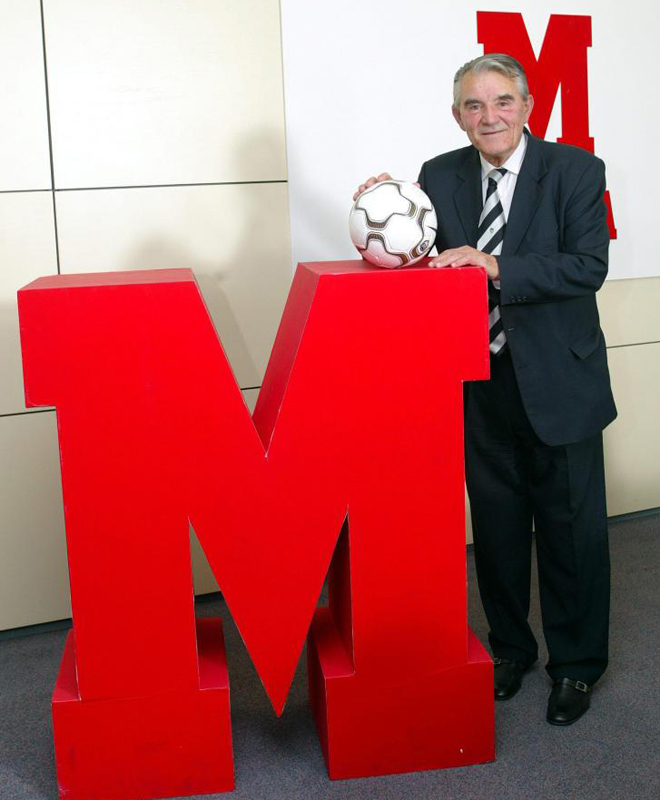 Miljan Miljanic visit nuestra redaccin en el ao 2003. En la imagen posa con un baln junto a la M de Marca.