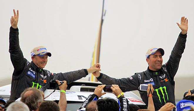 Peterhansel celebr su dcima victoria en el Dakar con su copiloto, Jean Paul Cottret.