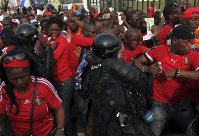 La polica tuvo que emplearse a fondo ante los miles de aficionados de Guinea Ecuatorial que fueron a presenciar el choque ante Libia.