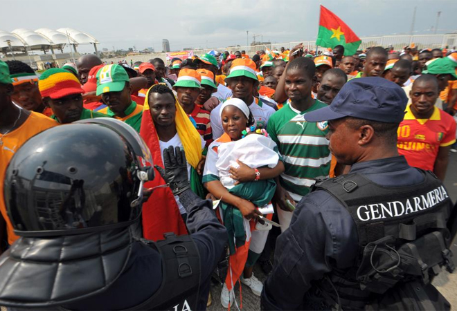 Cientos de seguidores tuvieron que esperar para entrar al estadio de Malabo para presenciar el choque entre Costa de Marfl y Sudn.